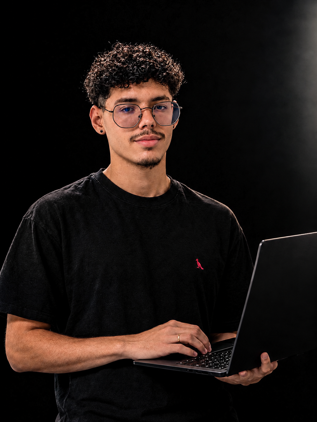 Kaike Oliveira segurando um notebook, gerenciando campanhas de anúncios